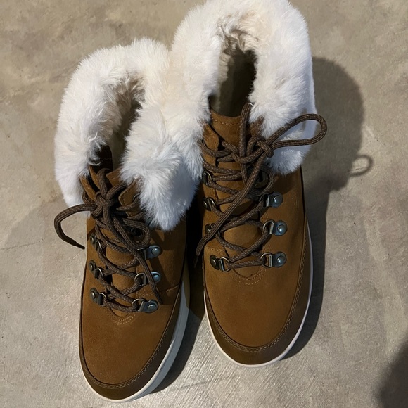 Koolaburra by UGG
Tynlee Lace-Up - Picture 3 of 8